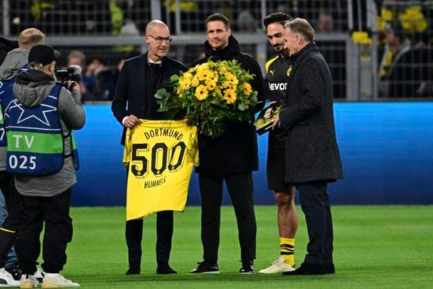 Ehrung von Mats Hummels 15 (Borussia Dortmund) für 500 Spiele, Borussia Dortmund vs. Atletico Madrid, Fussball, Champions League, Achtelfinale, 16.04.2024 Dortmund Nordrhein-Westfalen Deutschland