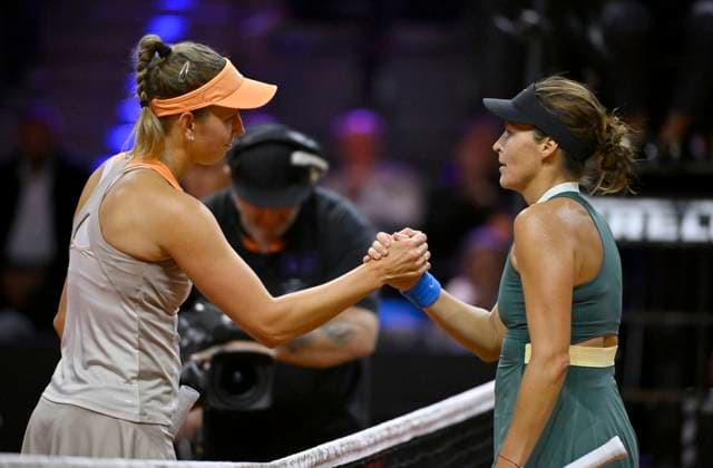 Tatjana Maria (GER) gratuliert Elise Mertens (BEL) nach dem Match Gestik Geste Tennis Damen Porsche-Cup Porsche Tennis Grand Prix GP Stuttgart 2024 Porsche Arena 16.04.2024 DFL REGULATIONS PROHIBIT ANY USE OF PHOTOGRAPHS AS IMAGE SEQUENCES AND OR QUASI-VIDEO Porsche Tennis Grand Prix GP Stuttgart 2024