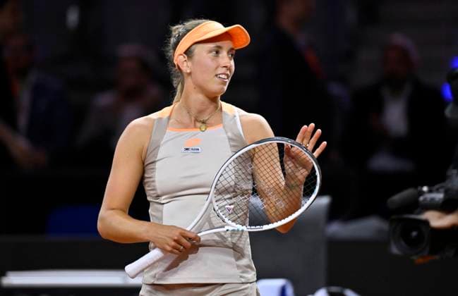 Elise Mertens (BEL) Schlussjubel, Freude, Glueck, Jubel nach gewonnenem Match Gruss ins Publikum Tennis Damen Porsche-Cup Porsche Tennis Grand Prix GP Stuttgart 2024 Porsche Arena 16.04.2024 DFL REGULATIONS PROHIBIT ANY USE OF PHOTOGRAPHS AS IMAGE SEQUENCES AND OR QUASI-VIDEO Porsche Tennis Grand Prix GP Stuttgart 2024