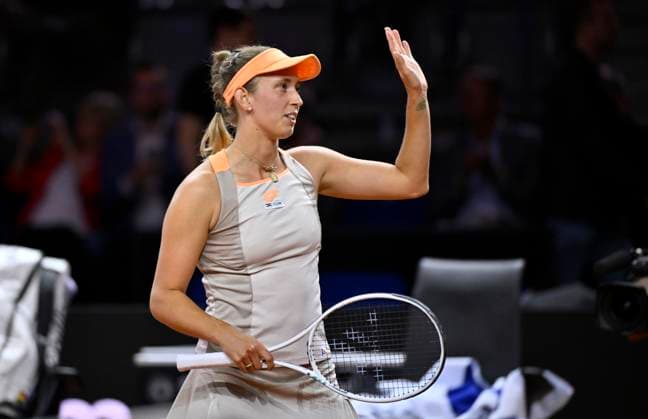 Elise Mertens (BEL) Schlussjubel, Freude, Glueck, Jubel nach gewonnenem Match Gruss ins Publikum Tennis Damen Porsche-Cup Porsche Tennis Grand Prix GP Stuttgart 2024 Porsche Arena 16.04.2024 DFL REGULATIONS PROHIBIT ANY USE OF PHOTOGRAPHS AS IMAGE SEQUENCES AND OR QUASI-VIDEO Porsche Tennis Grand Prix GP Stuttgart 2024