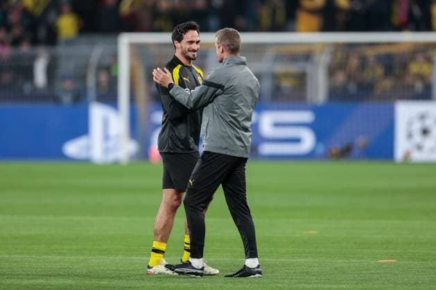 16.04.2024, Fussball, Saison 2023 2024, UEFA Champions League, UCL, Viertelfinale, Runde 2, Rueckspiel, Borussia Dortmund - Atletico Madrid, Co-Trainer Sven Bender (Borussia Dortmund) gratuliert Mats Hummels (Borussia Dortmund) zum 500. Spiel, Dortmund Signal Iduna Park NRW Deutschland xRHR-FOTO DEx Copyright: DennisxEwert RHR-FOTOx RHR-FOTO DE