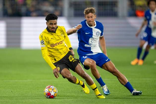 Fußball: Champions League. Rückspiel Viertelfinale, Borussia Dortmund - Atletico Madrid am 16.04.2024 im Signal-Iduna-Park: Dortmunds Ian Maatsen (l.) und Madrids Marcos Llorente kämpfen um den Ball. WICHTIGER HINWEIS: Gemäß den Vorgaben der UEFA ist es untersagt, in dem Stadion und oder vom Spiel angefertigte Fotoaufnahmen in Form von Sequenzbildern und oder videoähnlichen Fotostrecken zu verwerten bzw. verwerten zu lassen. Copyright: xKirchner DavidxInderliedx
