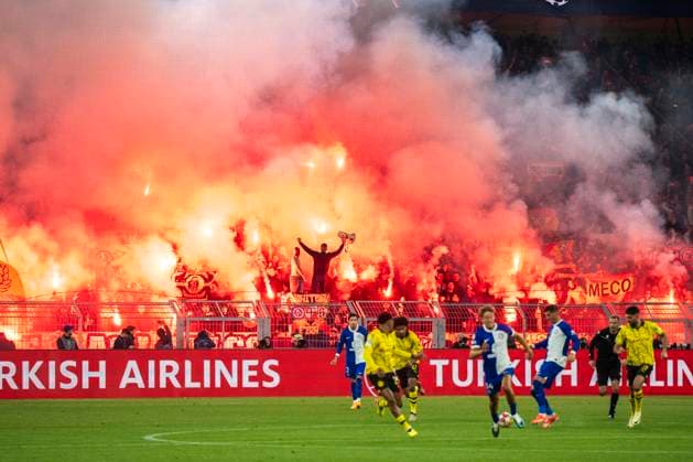 Fußball: Champions League. Rückspiel Viertelfinale, Borussia Dortmund - Atletico Madrid am 16.04.2024 im Signal-Iduna-Park: Madrids Spieler zünden Pyrotechnik. WICHTIGER HINWEIS: Gemäß den Vorgaben der UEFA ist es untersagt, in dem Stadion und oder vom Spiel angefertigte Fotoaufnahmen in Form von Sequenzbildern und oder videoähnlichen Fotostrecken zu verwerten bzw. verwerten zu lassen. Copyright: xKirchner DavidxInderliedx