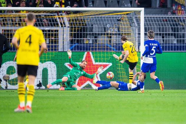 16.04.2024 - Fußball, 2023 2024, UEFA Champions League, Viertelfinale, Borussia Dortmund - Atletico Madrid: (L-R) Jan Oblak (Atletico Madrid), Cesar Azpilicueta Tanco (Atletico Madrid), Marcel Sabitzer (Dortmund), Rodrigo Javier De Paul (Atletico Madrid)