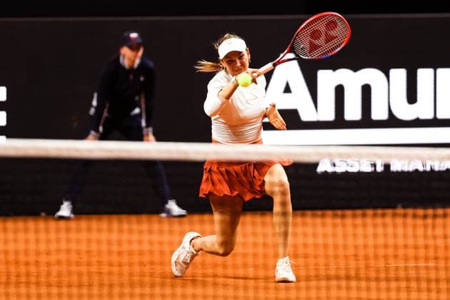 Donna Vekic (CRO) Marketa Vondrousova (CZE) vs Donna Vekic (CRO) GER Porsche Tennis Grand Prix GP Stuttgart 2024, Porsche-Arena, 16.04.2024 GER Porsche Tennis Grand Prix GP Stuttgart 2024 Porsche-Arena, 15.04.2024 Stuttgart Copyright: xEibner-Pressefoto RogerxBuerkex EP