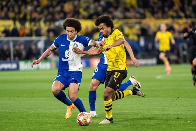 GER, UEFA Champions League, Borussia Dortmund vs AtlÃ tico Madrid Atletico Madrid 16.04.2024, Signal Iduna Park, Dortmund, GER, UEFA Champions League, Borussia Dortmund vs AtlÃ tico Madrid Atletico Madrid Im Bild: Zweikampf zwischen Karim Adeyemi (BV Borussia Dortmund, 27) und Axel Witsel (AtlÃ tico Madrid Atletico Madrid, 20)