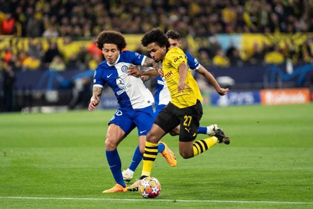 GER, UEFA Champions League, Borussia Dortmund vs AtlÃ tico Madrid Atletico Madrid 16.04.2024, Signal Iduna Park, Dortmund, GER, UEFA Champions League, Borussia Dortmund vs AtlÃ tico Madrid Atletico Madrid Im Bild: Zweikampf zwischen Karim Adeyemi (BV Borussia Dortmund, 27) und Axel Witsel (AtlÃ tico Madrid Atletico Madrid, 20)