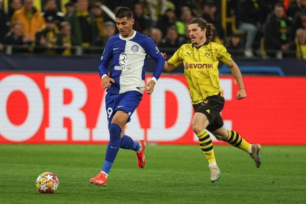 Champions League - Borussia Dortmund - Atletico Madrid am 16.04.2024 im Signal Iduna Park in Dortmund Alvaro Borja Morata Martin (Atletico Madrid 19) gegen Marcel Sabitzer (Dortmund 20)