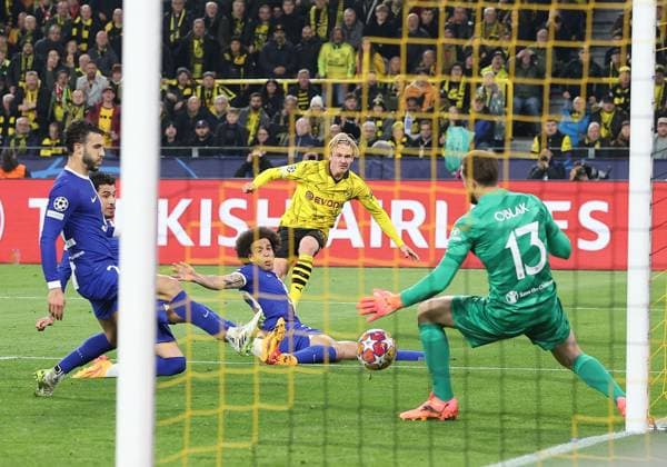 Julian Brandt of Borussia Dortmund scores the opening goal Borussia Dortmund v Atletico Madrid, UEFA Champions League, Quarter Final, Second Leg, Football, Signal Iduna Park, Dortmund, Germany - 16 Apr 2024 EDITORIAL USE ONLY No use with unauthorised audio, video, data, fixture lists, club league logos or live services. Online in-match use limited to 120 images, no video emulation. No use in betting, games or single club league player publications. Copyright: xMichaelxZemanek Shutterstockx 14434932m