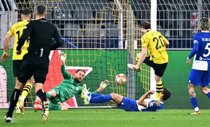 Fussball, Champions League, Deutschland, Herren, Saison 2023 2024, Viertelfinale Rückspiel, Signal Iduna Park Dortmund: Bor. Dortmund - Atletico Madrid; Torchance Marcel Sabitzer (BVB) gegen Jan Oblak (ATM). Aktion UEFA REGULATIONS PROHIBIT ANY USE OF PHOTOGRAPHS AS IMAGE SEQUENCES AND OR QUASI-VIDEO