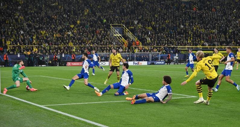 Julian Brandt (Borussia Dortmund), re., erzielt das Tor zum 1:0 16.04.2024, Fussball Champions League, Saison 2023 2024, Viertelfinale Rückspiel, Borussia Dortmund - Atletico Madrid Dortmund Signal Iduna Park Nordrhein Westfalen Deutschland