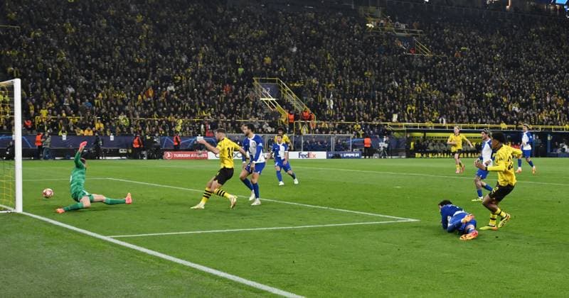 Ian Maatsen (Borussia Dortmund), re., erzielt das Tor zum 2:0 16.04.2024, Fussball Champions League, Saison 2023 2024, Viertelfinale Rückspiel, Borussia Dortmund - Atletico Madrid Dortmund Signal Iduna Park Nordrhein Westfalen Deutschland