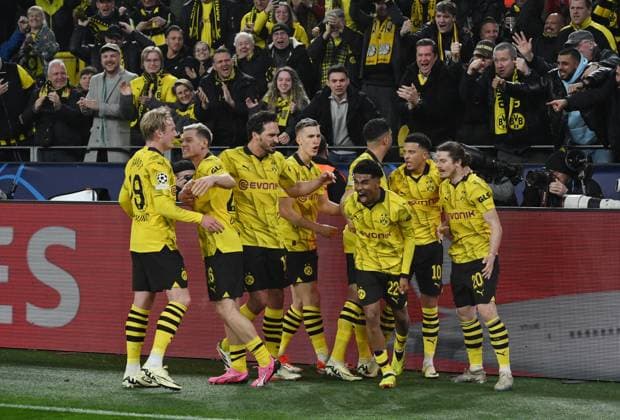 Dortmundsn Spieler feiern das 2:0 von Ian Maatsen (Borussia Dortmund), vorne re. 16.04.2024, Fussball Champions League, Saison 2023 2024, Viertelfinale Rückspiel, Borussia Dortmund - Atletico Madrid Dortmund Signal Iduna Park Nordrhein Westfalen Deutschland