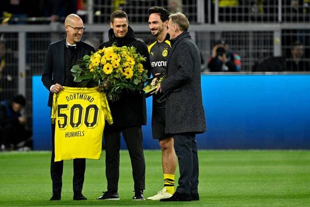 Bilder des Jahres 2024, Sport 04 April Sport Themen der Woche KW16 Sport Bilder des Tages 16.04.2024, xjrdrx, Fussball UEFA Champions League, Borussia Dortmund - Atletico Madrid emspor, v.l. Ehrung fuer für Mats Hummels (Borussia Dortmund) 500 Spiele mit Sebastian Kehl (Leiter Lizenzbereich Borussia Dortmund) Geschaeftsfuehrer Hans-Joachim Watzke (Borussia Dortmund) (DFL DFB REGULATIONS PROHIBIT ANY USE OF PHOTOGRAPHS as IMAGE SEQUENCES and or QUASI-VIDEO) Dortmund *** 16 04 2024, xjrdrx, Football UEFA Champions League, Borussia Dortmund Atletico Madrid emspor, v l Honor for for Mats Hummels Borussia Dortmund 500 games with Sebastian Kehl Head of Licensing Borussia Dortmund Managing Director Hans Joachim Watzke Borussia Dortmund DFL DFB REGULATIONS PROHIBIT ANY USE OF PHOTOGRAPHS as IMAGE SEQUENCES and or QUASI VIDEO Dortmund