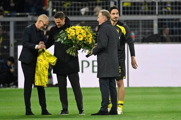 16.04.2024, xjrdrx, Fussball UEFA Champions League, Borussia Dortmund - Atletico Madrid emspor, v.l. Ehrung fuer für Mats Hummels (Borussia Dortmund) 500 Spiele mit Sebastian Kehl (Leiter Lizenzbereich Borussia Dortmund) Geschaeftsfuehrer Hans-Joachim Watzke (Borussia Dortmund) (DFL DFB REGULATIONS PROHIBIT ANY USE OF PHOTOGRAPHS as IMAGE SEQUENCES and or QUASI-VIDEO) Dortmund