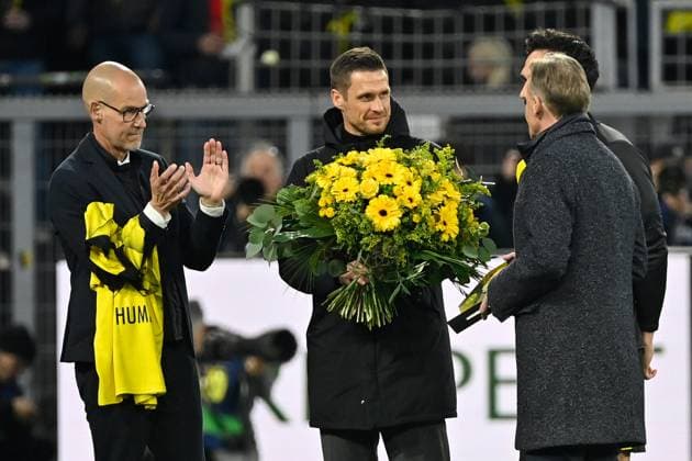 16.04.2024, xjrdrx, Fussball UEFA Champions League, Borussia Dortmund - Atletico Madrid emspor, v.l. Ehrung fuer für Mats Hummels (Borussia Dortmund) 500 Spiele mit Sebastian Kehl (Leiter Lizenzbereich Borussia Dortmund) Geschaeftsfuehrer Hans-Joachim Watzke (Borussia Dortmund) (DFL DFB REGULATIONS PROHIBIT ANY USE OF PHOTOGRAPHS as IMAGE SEQUENCES and or QUASI-VIDEO) Dortmund
