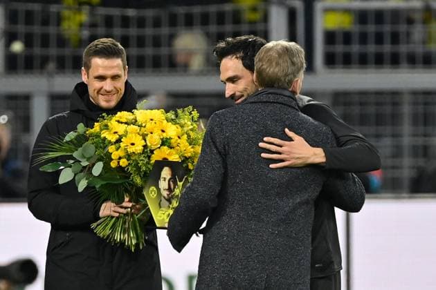 16.04.2024, xjrdrx, Fussball UEFA Champions League, Borussia Dortmund - Atletico Madrid emspor, v.l. Ehrung fuer für Mats Hummels (Borussia Dortmund) 500 Spiele mit Sebastian Kehl (Leiter Lizenzbereich Borussia Dortmund) Geschaeftsfuehrer Hans-Joachim Watzke (Borussia Dortmund) (DFL DFB REGULATIONS PROHIBIT ANY USE OF PHOTOGRAPHS as IMAGE SEQUENCES and or QUASI-VIDEO) Dortmund