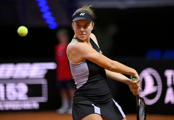 Linda Noskova (CZE) Aktion Tennis Damen Porsche-Cup Porsche Tennis Grand Prix GP Stuttgart 2024 Porsche Arena 16.04.2024 DFL REGULATIONS PROHIBIT ANY USE OF PHOTOGRAPHS AS IMAGE SEQUENCES AND OR QUASI-VIDEO Porsche Tennis Grand Prix GP Stuttgart 2024
