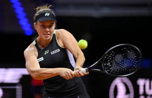 Linda Noskova (CZE) Aktion Tennis Damen Porsche-Cup Porsche Tennis Grand Prix GP Stuttgart 2024 Porsche Arena 16.04.2024 DFL REGULATIONS PROHIBIT ANY USE OF PHOTOGRAPHS AS IMAGE SEQUENCES AND OR QUASI-VIDEO Porsche Tennis Grand Prix GP Stuttgart 2024