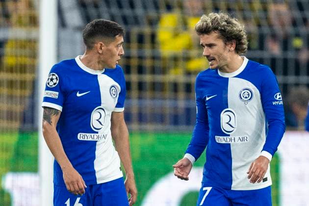 Fußball: Champions League. Rückspiel Viertelfinale, Borussia Dortmund - Atletico Madrid am 16.04.2024 im Signal-Iduna-Park: Madrids Nahuel Molina (l.) spricht mit Madrids Antoine Griezmann. WICHTIGER HINWEIS: Gemäß den Vorgaben der UEFA ist es untersagt, in dem Stadion und oder vom Spiel angefertigte Fotoaufnahmen in Form von Sequenzbildern und oder videoähnlichen Fotostrecken zu verwerten bzw. verwerten zu lassen. Copyright: xKirchner DavidxInderliedx