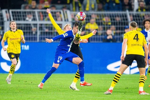 16.04.2024 - Fußball, 2023 2024, UEFA Champions League, Viertelfinale, Borussia Dortmund - Atletico Madrid: (L-R) Alvaro Borja Morata Martin (Atletico Madrid), Julian Brandt (Dortmund)