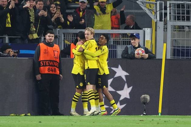 Champions League - Borussia Dortmund - Atletico Madrid am 16.04.2024 im Signal Iduna Park in Dortmund Jubel, Torjubel, Torschuetze, Torschütze Julian Brandt (Dortmund 19) jubelt nach seinem Tor zum 1 zu 0 mit der Mannschaft