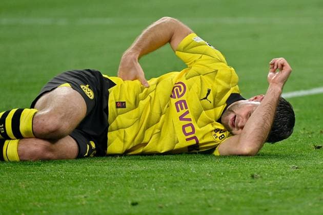 16.04.2024, xjrdrx, Fussball UEFA Champions League, Borussia Dortmund - Atletico Madrid emspor, v.l. Niclas Füllkrug (Borussia Dortmund) verletzt Verletzung mit Schmerzen am Boden (DFL DFB REGULATIONS PROHIBIT ANY USE OF PHOTOGRAPHS as IMAGE SEQUENCES and or QUASI-VIDEO) Dortmund