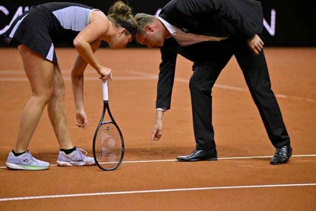 Strittige Entscheidung, strittiger Punkt, Stuhlschiedsrichter, Tennisschiedsrichter Alexander Franke (GER) und Linda Noskova (CZE) zeigen auf Abdruck, Gestik Geste Tennis Damen Porsche-Cup Porsche Tennis Grand Prix GP Stuttgart 2024 Porsche Arena 16.04.2024 DFL REGULATIONS PROHIBIT ANY USE OF PHOTOGRAPHS AS IMAGE SEQUENCES AND OR QUASI-VIDEO Porsche Tennis Grand Prix GP Stuttgart 2024