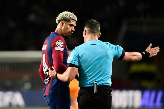 Istvan Kovacs (ROU), arbitre, Ronald ARAUJO (FCB) quart de final retour de la Ligue des Champions opposant le FC Barcelona, Barca au Paris Saint Germain le 16 avril 2024 au Estadi Olimpic Lluis Companys a Barcelone, Espagne. FOOTBALL : FC Barcelone vs Paris Saint Germain - Ligue des Champions - 16 04 2024 ValentinaClaret Panoramic 