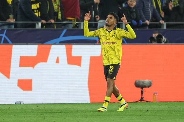 Champions League - Borussia Dortmund - Atletico Madrid am 16.04.2024 im Signal Iduna Park in Dortmund Jubel, Torjubel, Torschuetze, Torschütze Ian Maatsen (Dortmund 22) jubelt nach seinem Tor zum 2 zu 0