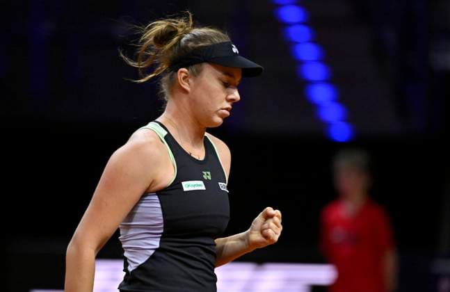 Linda Noskova (CZE) Jubel Freude Emotion Tennis Damen Porsche-Cup Porsche Tennis Grand Prix GP Stuttgart 2024 Porsche Arena 16.04.2024 DFL REGULATIONS PROHIBIT ANY USE OF PHOTOGRAPHS AS IMAGE SEQUENCES AND OR QUASI-VIDEO Porsche Tennis Grand Prix GP Stuttgart 2024