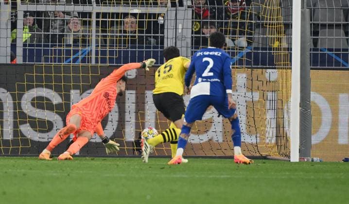 Eigentor Mats Hummels (Borussia Dortmund), links Torwart Gregor Kobel (Borussia Dortmund) 16.04.2024, Fussball Champions League, Saison 2023 2024, Viertelfinale Rückspiel, Borussia Dortmund - Atletico Madrid Dortmund Signal Iduna Park Nordrhein Westfalen Deutschland