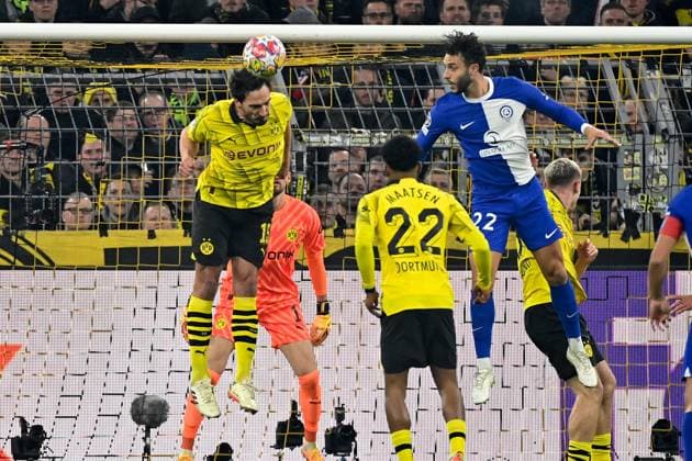 16.04.2024, xjrdrx, Fussball UEFA Champions League, Borussia Dortmund - Atletico Madrid emspor, v.l. Mats Hummels (Borussia Dortmund) Mario Hermoso (Atletico Madrid) Zweikampf, Aktion, action, battle for the ball (DFL DFB REGULATIONS PROHIBIT ANY USE OF PHOTOGRAPHS as IMAGE SEQUENCES and or QUASI-VIDEO) Dortmund