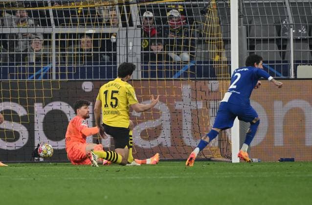 Eigentor Mats Hummels (Borussia Dortmund), links Torwart Gregor Kobel (Borussia Dortmund) 16.04.2024, Fussball Champions League, Saison 2023 2024, Viertelfinale Rückspiel, Borussia Dortmund - Atletico Madrid Dortmund Signal Iduna Park Nordrhein Westfalen Deutschland