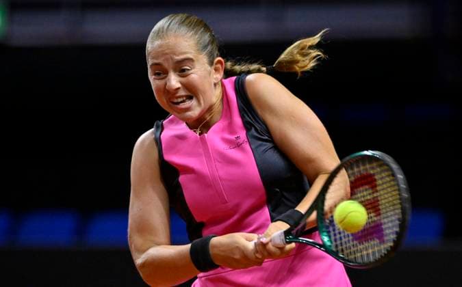 Jelena Ostapenko (LAT) Aktion Tennis Damen Porsche-Cup Porsche Tennis Grand Prix GP Stuttgart 2024 Porsche Arena 16.04.2024 DFL REGULATIONS PROHIBIT ANY USE OF PHOTOGRAPHS AS IMAGE SEQUENCES AND OR QUASI-VIDEO Porsche Tennis Grand Prix GP Stuttgart 2024