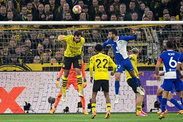 16.04.2024, xjrdrx, Fussball UEFA Champions League, Borussia Dortmund - Atletico Madrid emspor, v.l. Mats Hummels (Borussia Dortmund) Mario Hermoso (Atletico Madrid) Zweikampf, Aktion, action, battle for the ball (DFL DFB REGULATIONS PROHIBIT ANY USE OF PHOTOGRAPHS as IMAGE SEQUENCES and or QUASI-VIDEO) Dortmund