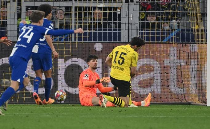 Eigentor Mats Hummels (Borussia Dortmund), links Torwart Gregor Kobel (Borussia Dortmund) 16.04.2024, Fussball Champions League, Saison 2023 2024, Viertelfinale Rückspiel, Borussia Dortmund - Atletico Madrid Dortmund Signal Iduna Park Nordrhein Westfalen Deutschland
