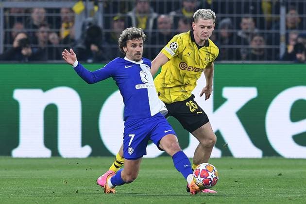 Fußball Champions League Viertelfinale Borussia Dortmund - Atletico Madrid am 16.04.2024 im Signal Iduna Park in Dortmund Antoine Griezmann ( Madrid ), vorne - Julian Ryerson ( Dortmund ), hinten