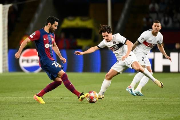 Ilkay GUNDOGAN (FCB), Vitinha (PSG) quart de final retour de la Ligue des Champions opposant le FC Barcelona, Barca au Paris Saint Germain le 16 avril 2024 au Estadi Olimpic Lluis Companys a Barcelone, Espagne. FOOTBALL : FC Barcelone vs Paris Saint Germain - Ligue des Champions - 16 04 2024 ValentinaClaret Panoramic 