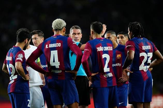 FC Barcelona, Barca v Paris Saint-Germain: Quarter-final Second Leg - UEFA Champions League 2023 24 Barcelona players protest to referee Istvan Kovacs during the UEFA Champions League quarter-final second leg match between FC Barcelona and Paris Saint-Germain at Estadi Olimpic Lluis Companys on April 16, 2024 in Barcelona, Spain. Barcelona Spain  Copyright: xJosexBretonx originalFilename:breton-fcbarcel240416_npmwM.jpg