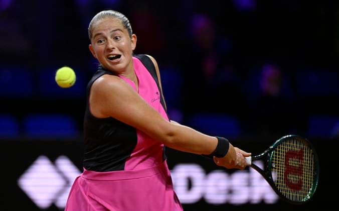 Jelena Ostapenko (LAT) Aktion Tennis Damen Porsche-Cup Porsche Tennis Grand Prix GP Stuttgart 2024 Porsche Arena 16.04.2024 DFL REGULATIONS PROHIBIT ANY USE OF PHOTOGRAPHS AS IMAGE SEQUENCES AND OR QUASI-VIDEO Porsche Tennis Grand Prix GP Stuttgart 2024