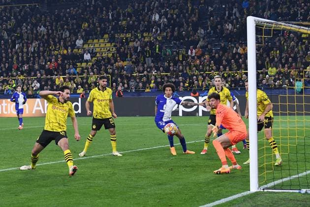 Fußball Champions League Viertelfinale Borussia Dortmund - Atletico Madrid am 16.04.2024 im Signal Iduna Park in Dortmund Tor zum 2:1 durch ein Eigentor von Mats Hummels ( Dortmund )