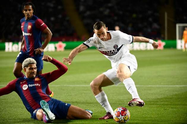 Ronald ARAUJO (FCB), Fabien RUIZ (PSG) quart de final retour de la Ligue des Champions opposant le FC Barcelona, Barca au Paris Saint Germain le 16 avril 2024 au Estadi Olimpic Lluis Companys a Barcelone, Espagne. FOOTBALL : FC Barcelone vs Paris Saint Germain - Ligue des Champions - 16 04 2024 ValentinaClaret Panoramic 