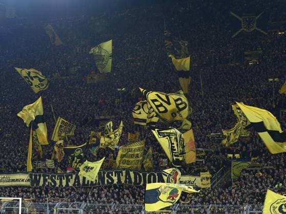 16.04.2024, Dortmund, Germany, Signal-Iduna-Park, Borussia Dortmund vs Atletico Madrid - UEFA Champions League 2023 24 - Quarter-final Second Leg, Fans Dortmund mit Flaggen Bannern (Foto Ralf Treese) Dortmund Signal-Iduna-Park North Rhine-Westphalia Germany