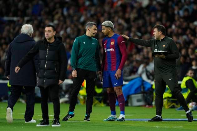 FC Barcelona, Barca v Paris Saint-Germain: Quarter-final Second Leg - UEFA Champions League 2023 24 Ronald Araujo centre-back of Barcelona and Uruguay prtest to referee during the UEFA Champions League quarter-final second leg match between FC Barcelona and Paris Saint-Germain at Estadi Olimpic Lluis Companys on April 16, 2024 in Barcelona, Spain. Barcelona Spain  Copyright: xJosexBretonx originalFilename:breton-fcbarcel240416_npvh7.jpg