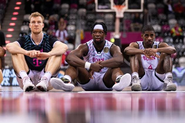 Sport Themen der Woche KW16 Sport Bilder des Tages Basketball Champions League, Telekom Baskets Bonn vs. Peristeri bwin, 16.04.2024 Traurige Bonner lassen sich von ihren Fans feiern - Lars Thiemann, Brian Fobbs, Glynn Watson - Basketball Champions League, Telekom Baskets Bonn vs. Peristeri bwin, 16.04.2024, Spiel 3, Telekom Dome, Bonn *** Basketball Champions League, Telekom Baskets Bonn vs Peristeri bwin, 16 04 2024 Sad Bonn fans celebrate Lars Thiemann, Brian Fobbs, Glynn Watson Basketball Champions League, Telekom Baskets Bonn vs Peristeri bwin, 16 04 2024, Game 3, Telekom Dome, Bonn Copyright: xBEAUTIFULxSPORTS Derixx