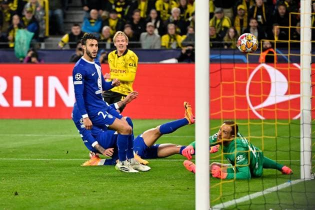 16.04.2024, xjrdrx, Fussball UEFA Champions League, Borussia Dortmund - Atletico Madrid emspor, v.l. Julian Brandt (Borussia Dortmund) erzielt das Tor zum scores the goal 1:0 Jan Oblak (Atletico Madrid) (DFL DFB REGULATIONS PROHIBIT ANY USE OF PHOTOGRAPHS as IMAGE SEQUENCES and or QUASI-VIDEO) Dortmund