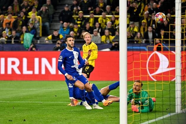 16.04.2024, xjrdrx, Fussball UEFA Champions League, Borussia Dortmund - Atletico Madrid emspor, v.l. Julian Brandt (Borussia Dortmund) erzielt das Tor zum scores the goal 1:0 Jan Oblak (Atletico Madrid) (DFL DFB REGULATIONS PROHIBIT ANY USE OF PHOTOGRAPHS as IMAGE SEQUENCES and or QUASI-VIDEO) Dortmund
