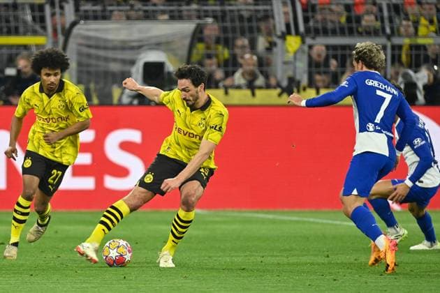 16.04.2024, xjrdrx, Fussball UEFA Champions League, Borussia Dortmund - Atletico Madrid emspor, v.l. Mats Hummels (Borussia Dortmund) Antoine Griezmann (Atletico Madrid) Zweikampf, Aktion, action, battle for the ball (DFL DFB REGULATIONS PROHIBIT ANY USE OF PHOTOGRAPHS as IMAGE SEQUENCES and or QUASI-VIDEO) Dortmund
