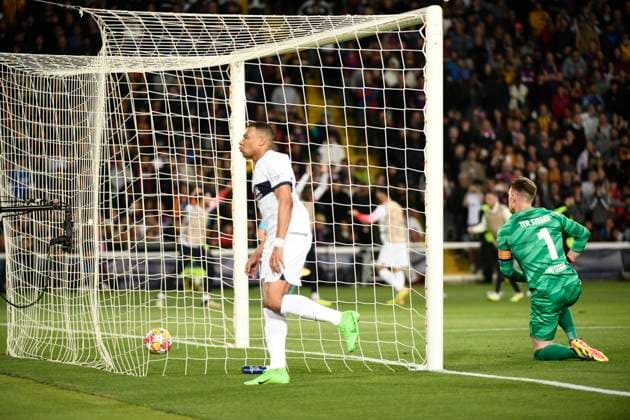 But sur penalty de Kylian MBAPPE (PSG) quart de final retour de la Ligue des Champions opposant le FC Barcelona, Barca au Paris Saint Germain le 16 avril 2024 au Estadi Olimpic Lluis Companys a Barcelone, Espagne. FOOTBALL : FC Barcelone vs Paris Saint Germain - Ligue des Champions - 16 04 2024 ValentinaClaret Panoramic 